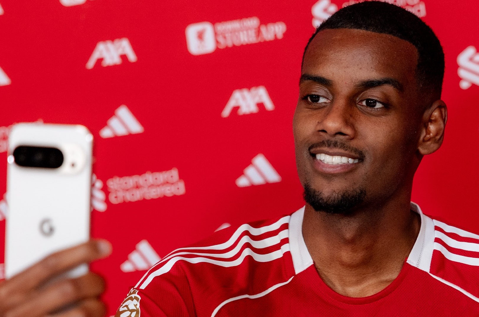 Sah! Alexander Isak Berseragam Liverpool, Pecahkan Rekor Transfer